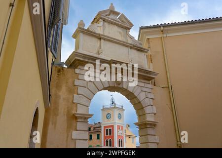 Balbis-Bogen mit Stadturmuhr neben dem Tito-Platz in Rovinj Kroatien . Stockfoto