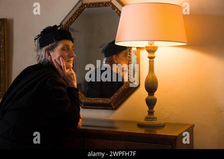 Porträt einer Witwe in authentischem viktorianischen Kleid und passendem Hut Stockfoto