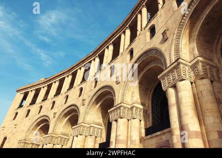 Historische Architektur, Fassade des Gebäudes mit Bögen und Säulen auf dem Platz der Republik in Jerewan, Armenien Stockfoto
