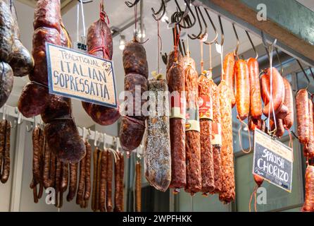 Melbourne, Australien, Februar 2018 - Ein Marktstand mit hängenden Würstchen in Melbourne, Australien Stockfoto