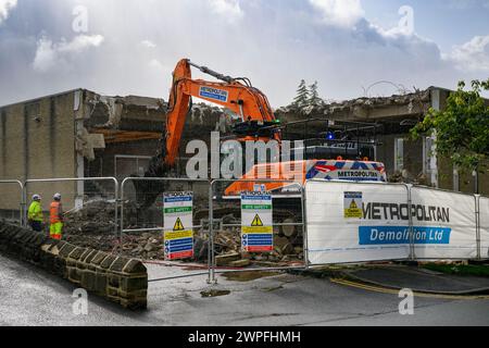 Abbruchstelle (Schutt, schwere Maschinen, Baurückbau, kontrollierter Einsturz, leere Hülle) - Baildon Library, West Yorkshire, England, Großbritannien. Stockfoto