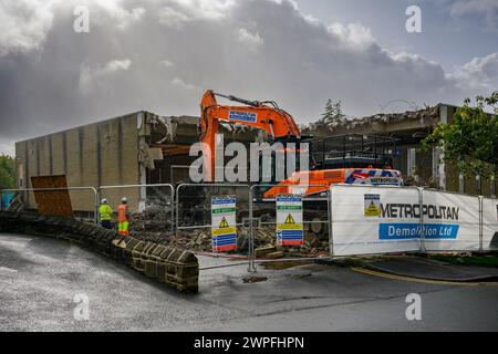 Abbruchstelle (Schutt, schwere Maschinen, Baurückbau, kontrollierter Einsturz, leere Hülle) - Baildon Library, West Yorkshire, England, Großbritannien. Stockfoto