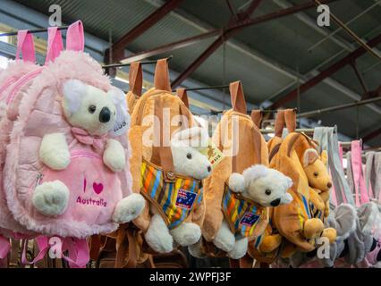 Melbourne, Australien, Februar 2018 - Eine Ausstellung flauschiger Tierrucksäcke im Queen Victoria Market, Melbourne, Australien Stockfoto