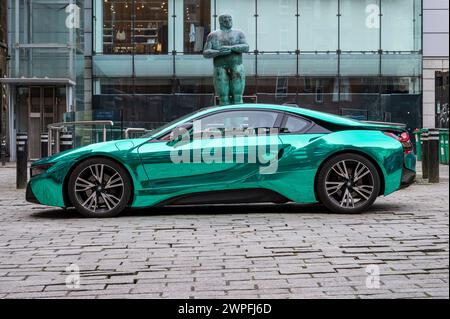 Ein BMW i8-Stecker für Hybridfahrzeuge, Glasgow, Schottland, Großbritannien, Europa Stockfoto