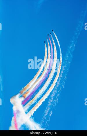 Rote Pfeile der Royal Air Force zeigen das Team über Blackpool. Stockfoto