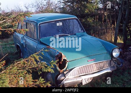 Das alte Ford Anglia Anwesen wurde 1977 in einem Feld in Colkirk, Norfolk abgeladen Stockfoto