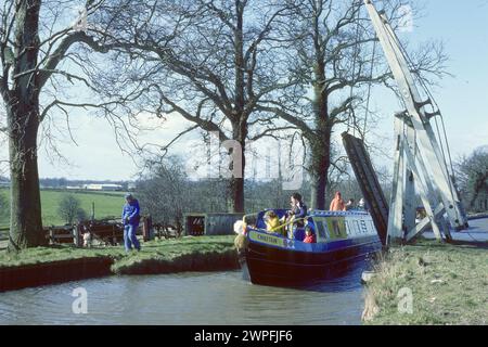 Mieten Sie ein Boot, das 1978 unter einer Liftbrücke auf dem Llangollen Canal in Wrenbury, Cheshire passiert Stockfoto