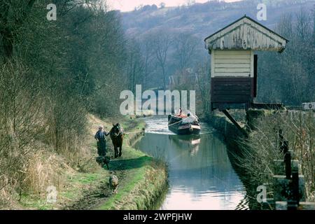 Consall Station an der Churnet Valley Railway 1979 vor der Restaurierung, mit einem Schmalboot auf dem Caldon Canal, Consall Forge, Staffordshire Stockfoto