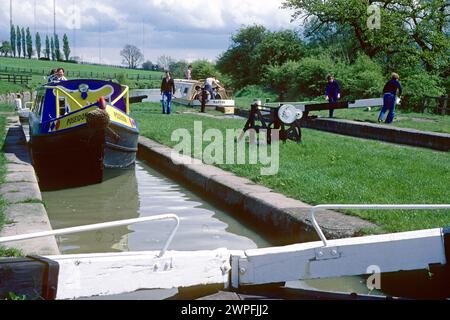 Schmalboot, das 1979 die Hillmorton Locks am Oxford Canal durchquerte, Hillmorton, Warwickshire Stockfoto