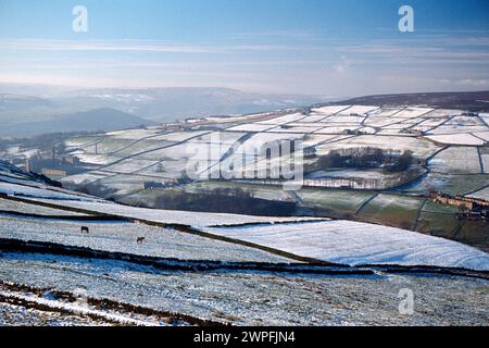 Blick auf das schneebedeckte Luddenden Valley an einem sonnigen Wintertag im Jahr 1979, Luddenden, West Yorkshire Stockfoto