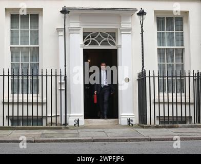 London, Großbritannien. März 2024. Jeremy Hunt, der Kanzler des Finanzministeriums, steht vor der Downing Street 11, bevor er zur Mittagszeit seine Rede im Unterhaus hält. Budget Day, Downing Street, Westminster, London, am 6. März, 2024. Quelle: Paul Marriott/Alamy Live News Stockfoto