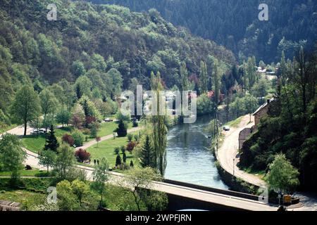 Fluss Sûre von der Burg aus gesehen im Frühjahr 1980, Esch-sur-Sûre, Luxemburg Stockfoto