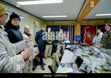 Alta 20240307.Premierminister Jonas Gahr Støre und Finnlands Präsident Alexander Stubb i besuchen die Kommandozentrale des US-Marine Corps während der Militärübung Nordic Response. Über 20.000 norwegische und alliierte Soldaten aus 13 Ländern werden gemeinsam trainieren, um die nordische Region zu verteidigen. Die Soldaten kommen aus Belgien, Kanada, Dänemark, Finnland, Frankreich, Italien, Niederlande, Norwegen, Spanien, Großbritannien, Schweden, Deutschland und die USA. Die norwegische Militärübung „Cold Response“ hat eine lange Geschichte und findet alle zwei Jahre in Nordnorwegen statt. Aufgrund der NATO-Erweiterung mit Finnland und Stockfoto