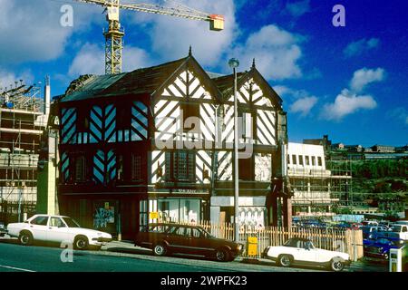 Gebäude im Tudor-Stil, das 1981 während des Baus des Woolshops-Einkaufszentrums in Halifax, West Yorkshire, renoviert wurde Stockfoto