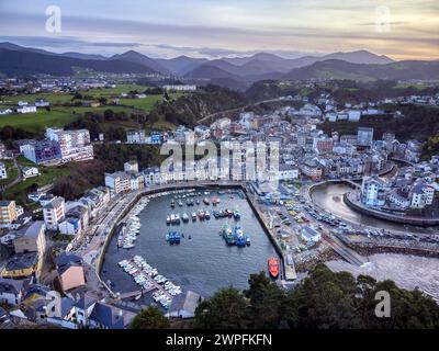 Touristische Destination Luarca, Asturien, Spanien, Europa. Natur Stadtlandschaft mit Angeln und Vergnügungshafen mit Booten. Stockfoto