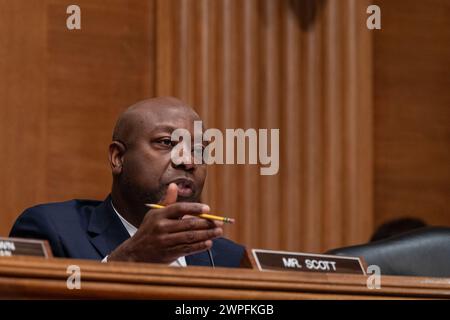 Washington, USA. März 2024. US-Senator Tim Scott (Republikaner von South Carolina), Ranking-Mitglied des US-Senatsausschusses für Banken, Wohnungsbau und Stadtentwicklung spricht bei der Anhörung des Vorsitzenden der Federal Reserve der Vereinigten Staaten Jerome H Powell, während er vor dem Ausschuss des US-Senats für Banken, Wohnungsbau, Wohnungsbau, und Urban Affairs im Bürogebäude des Dirksen Senats in Washington, DC am 7. März 2024. (Foto: Annabelle Gordon/SIPA USA) Credit: SIPA USA/Alamy Live News Stockfoto