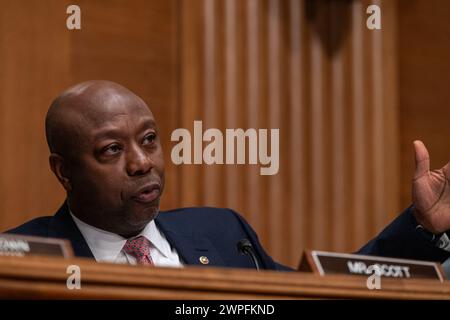 Washington, USA. März 2024. US-Senator Tim Scott (Republikaner von South Carolina), Ranking-Mitglied des US-Senatsausschusses für Banken, Wohnungsbau und Stadtentwicklung spricht bei der Anhörung des Vorsitzenden der Federal Reserve der Vereinigten Staaten Jerome H Powell, während er vor dem Ausschuss des US-Senats für Banken, Wohnungsbau, Wohnungsbau, und Urban Affairs im Bürogebäude des Dirksen Senats in Washington, DC am 7. März 2024. (Foto: Annabelle Gordon/SIPA USA) Credit: SIPA USA/Alamy Live News Stockfoto