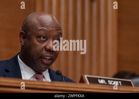 Washington, USA. März 2024. US-Senator Tim Scott (Republikaner von South Carolina), Ranking-Mitglied des US-Senatsausschusses für Banken, Wohnungsbau und Stadtentwicklung spricht bei der Anhörung des Vorsitzenden der Federal Reserve der Vereinigten Staaten Jerome H Powell, während er vor dem Ausschuss des US-Senats für Banken, Wohnungsbau, Wohnungsbau, und Urban Affairs im Bürogebäude des Dirksen Senats in Washington, DC am 7. März 2024. (Foto: Annabelle Gordon/SIPA USA) Credit: SIPA USA/Alamy Live News Stockfoto