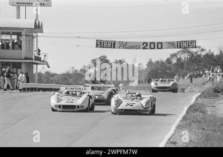 Chuck Parsons und Fred Pipin, die die ersten Autos den Start hinunter fahren, beenden im Mosport Park Can am 1967 in Ontario, Kanada Stockfoto