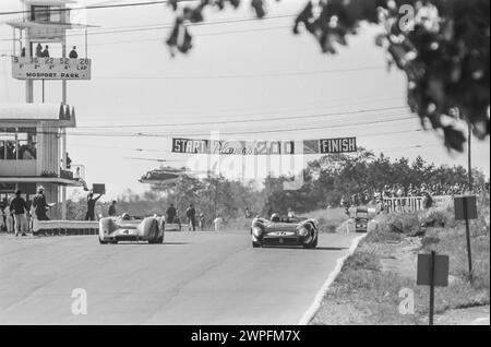 Bruce McLaren und Bill Eve beenden beim Start direkt im Mosport Park Can am 1967 in Ontario, Kanada Stockfoto