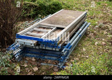 Zerlegtes und gestapeltes Gerüst auf grünem Gras. Nahaufnahme. Stockfoto