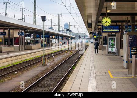 Streik der Lokführergewerkschaft GDL bei der Deutschen Bahn Einzelne Reisende veirren sich auf die Bahnsteige des Nürnberger Hauptbahnhofs. Nürnberg Bayern Deutschland *** Streik der zugführergewerkschaft GDL bei der Deutschen Bahn einzelne Reisende streifen auf die Bahnsteige des Nürnberger Hauptbahnhof Nürnberg Bayern Deutschland 20240307-6V2A5592-Bearbeitet Stockfoto