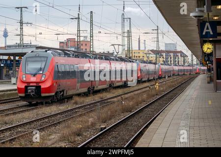 Streik der Lokführergewerkschaft GDL bei der Deutschen Bahn die nicht genutzten S-Bahnen wurden auf einem Gleis des Nürnberger Hauptbahnhofs in Reihe abgestellt während des Streiks. Nürnberg Bayern Deutschland *** Streik der triebfahrzeuggewerkschaft GDL bei der Deutschen Bahn die ungenutzten S-Bahn-Züge wurden während des Streiks Nürnberg Bayern Deutschland 20240307-6V2A5583-Bearbeitet in einer Reihe auf einem Gleis am Nürnberger Hauptbahnhof abgestellt Stockfoto