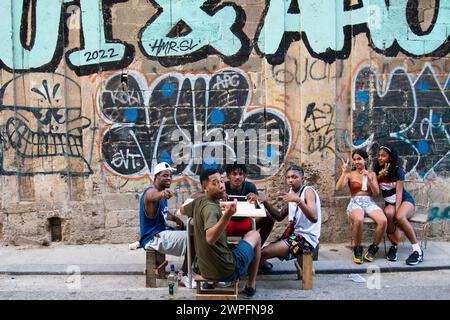 Junge Kubaner spielen Dominosteine auf einer Straße in Havanna, Kuba Stockfoto