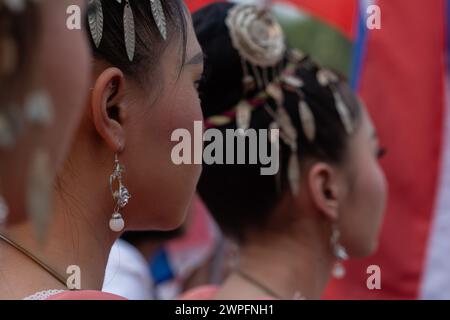 Klassische thailändische Tänzer und Musiker bei Makha Bucha buddhistischen Feiern, bei denen Reliquien Buddhas im Royal Park Rajapruek in Chiang Mai, Thailand, aufbewahrt werden Stockfoto