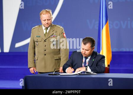 Unterzeichnung eines bilateralen Abkommens zwischen Polen und der Ukraine über die Waffenlieferung im Nationalstadion in Warschau Polen während des NATO-Gipfels am 9. Juli 2016. Ukrainischer Verteidigungsminister Stepan Poltorak (links) und polnischer Verteidigungsminister Antoni Macierewicz (rechts). Stockfoto