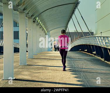 Glasgow, Schottland, Großbritannien. 7. März 2024: UK Wetter: Sonnig in der Stadt sah Einheimische und Touristen auf den Straßen des Stadtzentrums. Die clyde Walkway Bridge am plaza Hotel. Credit Gerard Ferry/Alamy Live News Stockfoto