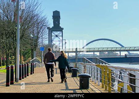 Glasgow, Schottland, Großbritannien. 7. März 2024: UK Wetter: Sonnig in der Stadt sah Einheimische und Touristen auf den Straßen des Stadtzentrums. Der clyde Walkway am plaza Hotel. Credit Gerard Ferry/Alamy Live News Stockfoto