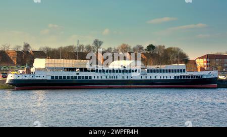 Glasgow, Schottland, Großbritannien. 7. März 2024: UK Wetter: Sonnig in der Stadt sah Einheimische und Touristen auf den Straßen des Stadtzentrums. TS 'Queen Mary', das Schwesterschiff der waverley, hat zur Restaurierung angedockt. Credit Gerard Ferry/Alamy Live News Stockfoto