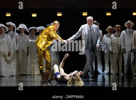 Front, l-r: Alexander Chance (Stimme von Apollo), Antony César (Tadzio - Fliegen), Mark Le Brocq (Gustav von Aschenbach) in DEATH IN VENICE von Benjamin Britten an der Welsh National Opera, Wales Millennium Centre, Cardiff 07/03/2024 Dirigent: Leo Hussain Design: Nicola Turner Beleuchtung: Robbie Butler Videodesign: Sam Sharples Zirkusberater: Tom Rack Zirkusdesigner & Berater: Firenze Guidi Regie: Olivia Fuchs Stockfoto