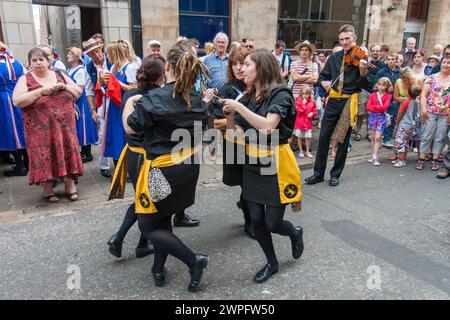 Peitsche das Cat-Rapper- und Clog-Tanzteam bei der Whitby Folk Week Stockfoto