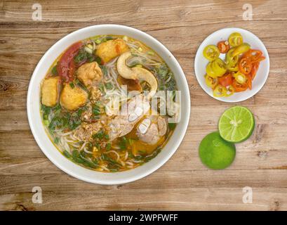 Bun Rieu ist berühmtes vietnamesisches Essen. bún riêu cua sườn sụn Vietnam nổi tiếng thế giới. comida vietnamita famosa. 著名的越南美食 越南旅游, वियतनाम पर्यटन, 베트남 관광 Stockfoto