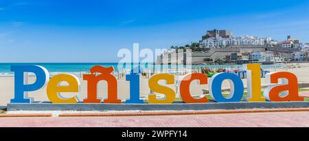 Panorama aus farbenfrohen Buchstaben, die den Namen der historischen Stadt Peniscola, Spanien, bilden Stockfoto