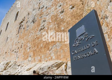 Namensschild vor dem historischen Schloss von Peniscola, Spanien Stockfoto