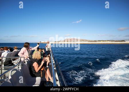 An Bord der Schnellfähre lineas romero zwischen playa blanca Lanzarote und corralejo fuerteventura, die playa blanca, Kanarische Inseln, spanien verlassen Stockfoto