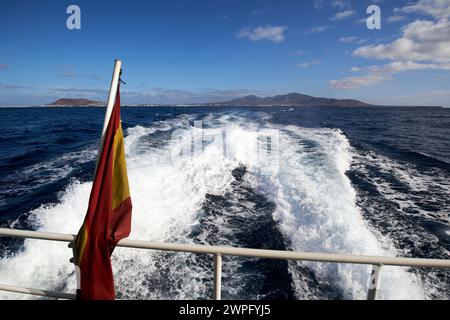 spanische Flagge auf dem Heck der Schnellfähre von lineas romero nach corralejo fuerteventura von Lanzarote auf den Kanarischen Inseln, spanien Stockfoto