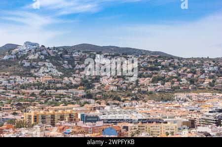 Blick aus der Vogelperspektive über Häuser auf den Hügeln von Peniscola, Spanien Stockfoto