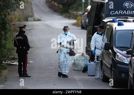 Auf dem Foto arbeiten die Carabinieri und die RIS-Einheit im Haus des Schreckens Stockfoto