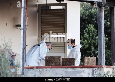 Auf dem Foto arbeiten die Carabinieri und die RIS-Einheit im Haus des Schreckens Stockfoto