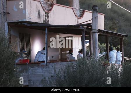 Auf dem Foto arbeiten die Carabinieri und die RIS-Einheit im Haus des Schreckens Stockfoto