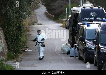 Auf dem Foto arbeiten die Carabinieri und die RIS-Einheit im Haus des Schreckens Stockfoto