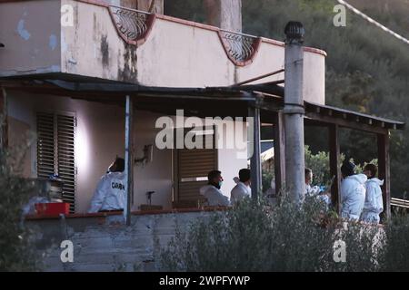 Auf dem Foto arbeiten die Carabinieri und die RIS-Einheit im Haus des Schreckens Stockfoto