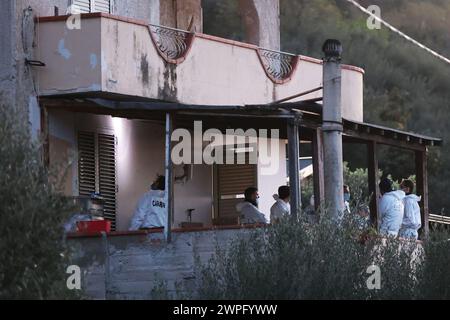 Auf dem Foto arbeiten die Carabinieri und die RIS-Einheit im Haus des Schreckens Stockfoto