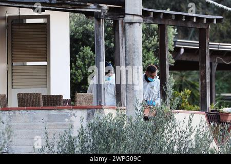 Auf dem Foto arbeiten die Carabinieri und die RIS-Einheit im Haus des Schreckens Stockfoto