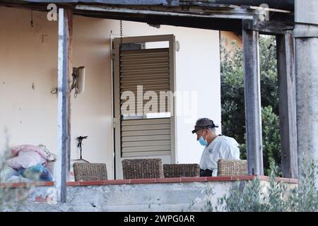 Auf dem Foto arbeiten die Carabinieri und die RIS-Einheit im Haus des Schreckens Stockfoto