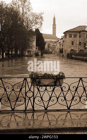 FURO-Brücke und unter dem geschwollenen RETRONE-Fluss während der Überschwemmung in der Stadt Vicenza in Italien mit Vintage-Sepia-Ton Stockfoto